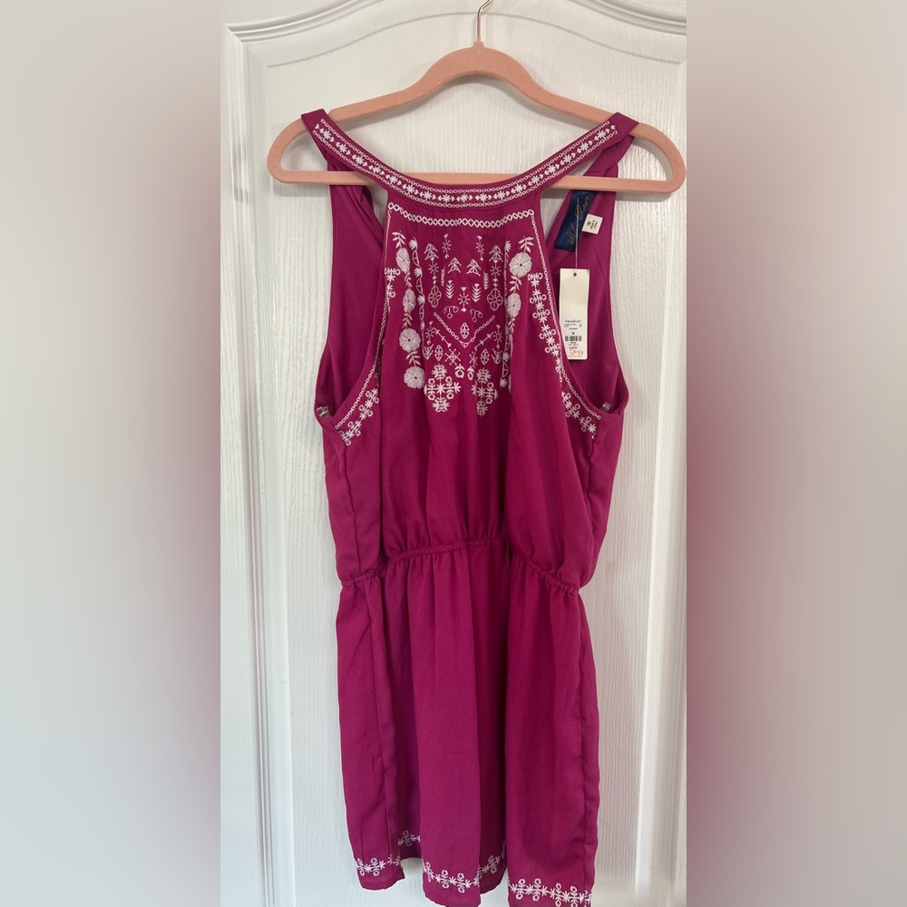 💗 New w/ tags pink shorts romper that ties in the back.